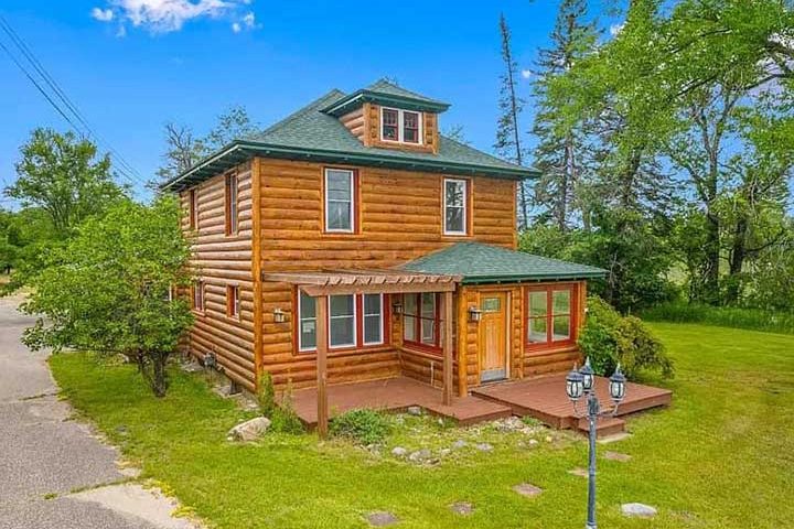 Front of AuSable River Charm House Image